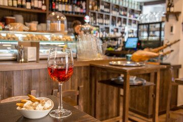 Copa de vino y bar de fondo