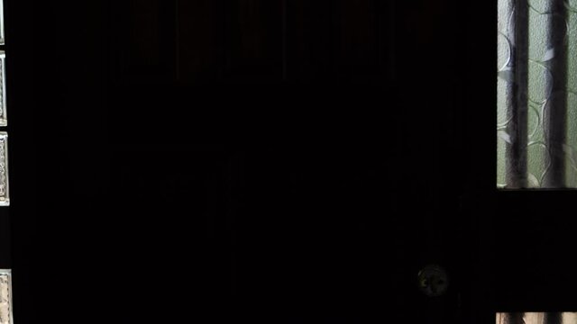 宅急便　お届け　イメージ　玄関「ドアのノック音　ドア開ける」イメージ音声有