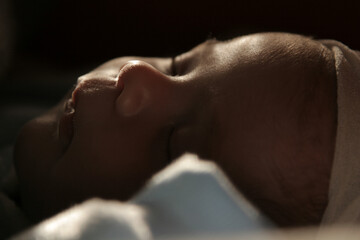 Naklejka premium Bebé durmiendo en la oscuridad