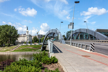 Die König-Mindaugas-Brücke führt über die Neis, mit Blick auf das Italienische Haus, Vilnius, Litauen
