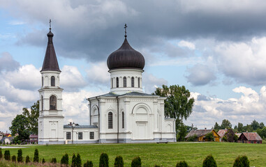 Fototapeta na wymiar Russisch Orthodoxe Kirche auf dem Weg durch Litauen