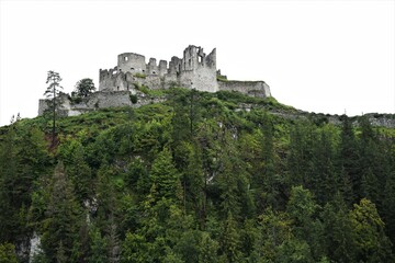 Fototapeta na wymiar Die imposante Burgruine Ehrenberg - Um 1290 erbaut war die, fast uneinnehmbare Burg am Nordrand der Lechtaler Alpen in Tirol eine der bedeutendsten Festungsanlagen Europas. 