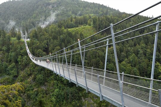  K&uuml;hne Stahlkonstruktion &uuml;ber der Fernpassstra&szlig;e - Die 406 m lange H&auml;ngebr&uuml;cke f&uuml;r Fu&szlig;g&auml;nger  ist im Tibetstil errichtet und kann bis zu 1000 Personen tragen. Die Begehung der  ist kostenpflichtig