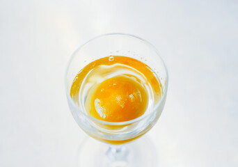 初夏のおいしい飲み物：グラスに入った手作りの梅シロップ/梅酒/梅の甘露煮