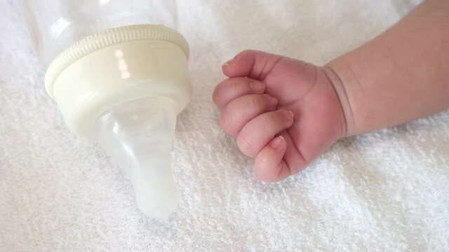生後一ヶ月の赤ちゃんの手と哺乳瓶