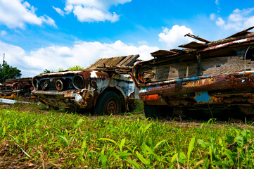放置され錆びて動かない自動車
