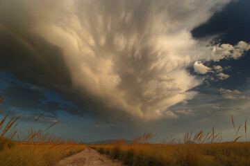 Cielo tormentoso. Cumulonimbo en fase de disipación, al final de una tormenta.