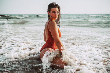 Chica playa bañador verano cadiz sur españa alegre feliz disfrutando de vacaciones libertad joven...