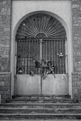 Puerta flores monumentos fallecidos cerrado vintage viejo