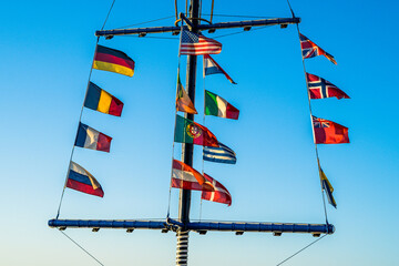 Banderas barco vela puerto verano pesquero chipiona