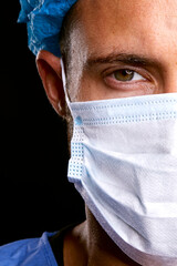 jeune homme beau médecin portant un masque de protection antivirus médical en papier pour...