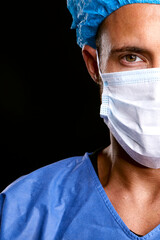 jeune homme beau médecin portant un masque de protection antivirus médical en papier pour...