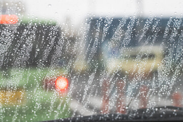 車のフロントガラスの雨