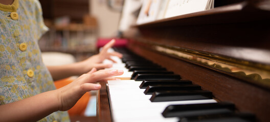ピアノを演奏する子供の手