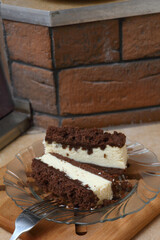 Cheesecake with chocolate crumble topping