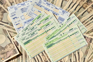 マークカードと大量の一万円札
