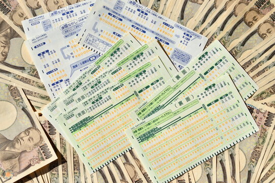 マークカードと大量の一万円札