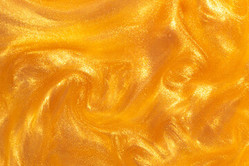 金色の絵の具を溶かした水