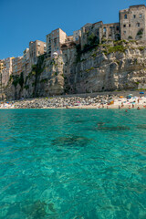 Piękna, przejrzysta woda przy głównej pląsy w Tropea, Calabria, Italy - obrazy, fototapety, plakaty