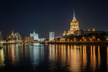 Obraz premium Night embankment of a beautiful city
