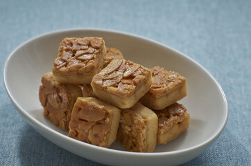 小皿の上のフロランタン