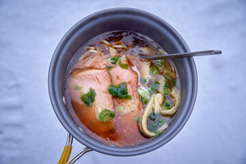 雪山で食べるラーメン