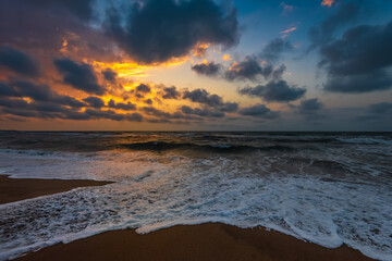 Fototapeta na wymiar Beautiful colorful sunset on sea, summer evening beach