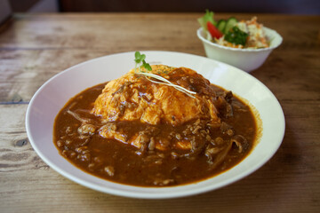 ハヤシライスソースのかかったオムライス