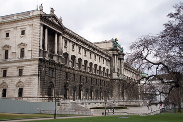 Fototapeta premium The building of the famous Hofburg Palace in the center of Vienna and Heldenplatz, Austria