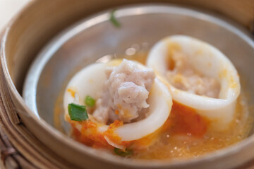 Steam squid with spicy sauce.
