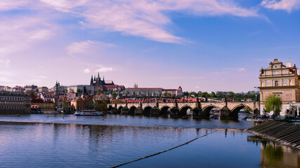 Vista panóramica del Puente de Carlos que atraviesa el río Moldava conectando la ciudad vieja con la ciudad pequeña en Praga, República Checha
