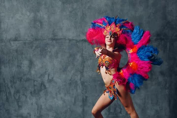 Gordijnen Woman in brazilian samba carnival costume with colorful feathers plumage. © primipil