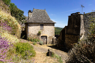 Fototapeta na wymiar Les rues étroites et les maisons anciennes du village La Vinzelle, Lot, France.