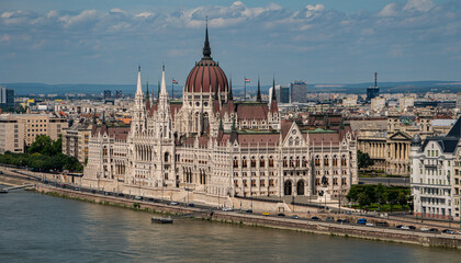 Fototapeta na wymiar view of the parliament building in Budapest