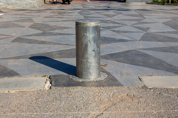 Retractable Electric Bollard Metallic, and hydraulic for the control of road traffic locked up under asphalt.