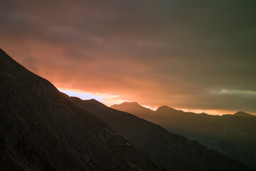 Naklejka premium Mountain sunrise in the summer time