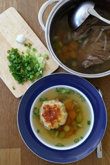 Kaspressknödelsuppe mit Frühlingszwiebeln