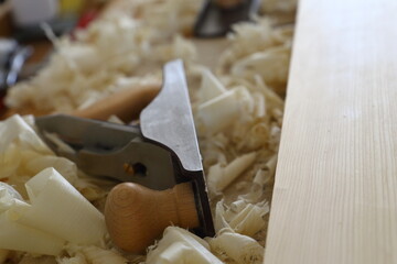 Holzhobel in den Holzspänen