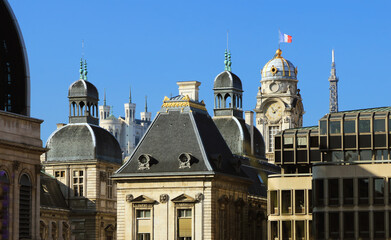 Fototapeta na wymiar Toitures de l'hôtel de ville de Lyon sur la place de la Comédie, avec Fourvière en arrière plan.