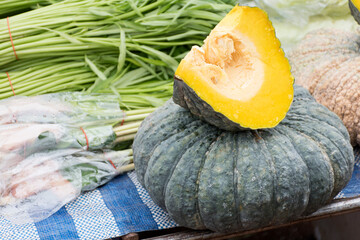 The sliced ​​pumpkin saw the seed and saw the yellow flesh on top of the other pumpkin.