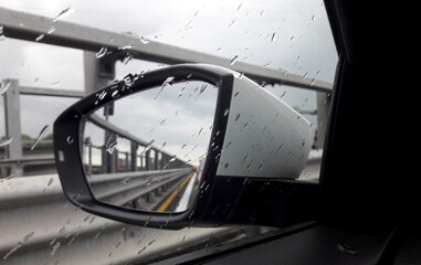 Viaggiare in auto sotto la pioggia - pericolo