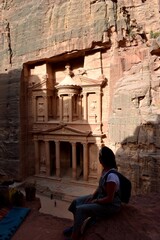 Una chica mira fijamente las ruinas de Petra, en Jordania