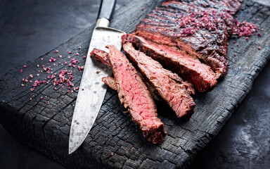 Gegrilltes Wagyu Bavette Steak vom Rind mit Rotwein Salz angeboten als close-up auf einem...