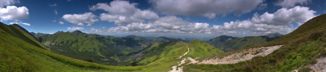 Fototapeta na wymiar Panorama z Kończystego Wierchu na Tatry Zachodnie i Dolinę Chochołowską Czubik i Trzydniowiański Wierch - Zejscie na Czubik