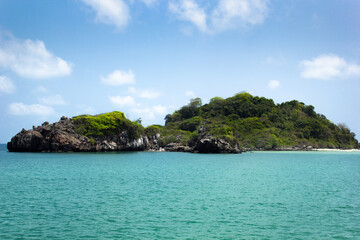 Fototapeta na wymiar An island in the beautiful tropical sea, blue sky and green sea