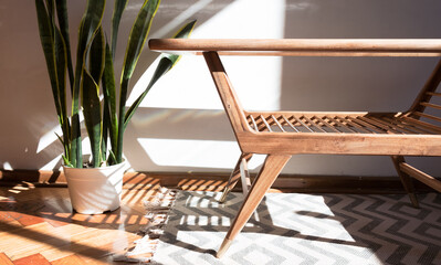 Primer plano de parte de una mesa de madera de estilo escandinavo aislado en una habitación iluminada por la luz del sol  © Pablo