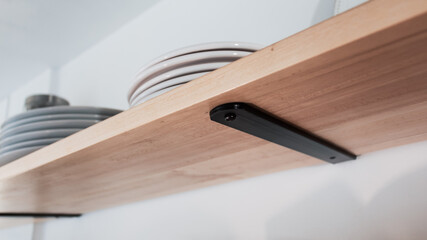 Estantes de madera para almacenamiento para una confortable, renovada y bien iluminada cocina de concepto abierto