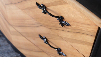 Primer plano a las vetas de la madera de un renovado y lujoso mueble de estilo vintage