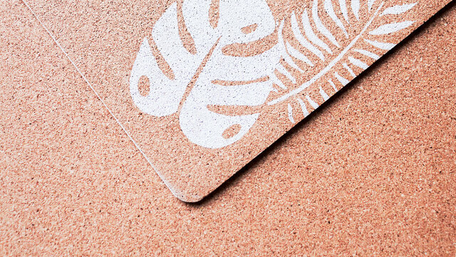 Detalle de textura de planchas de corcho pintadas a mano con motivos florales para decoraci&oacute;n y dise&ntilde;o de interiores