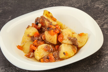 Roasted potato and beef with sauce